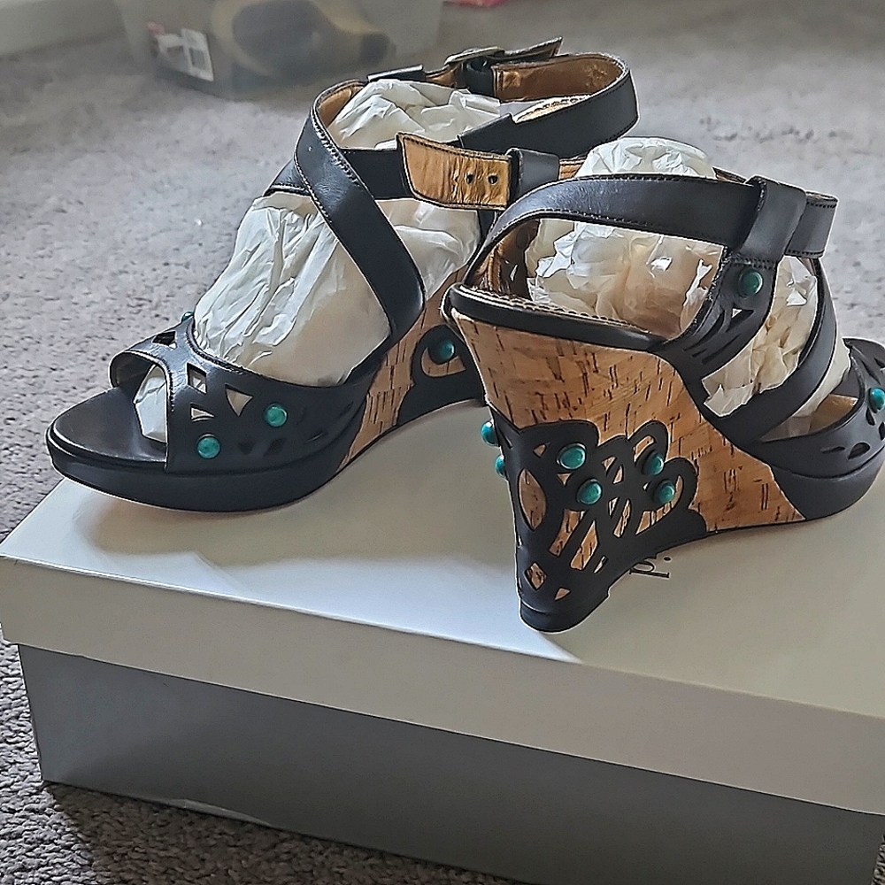 Charles David brn leather heeled sandals